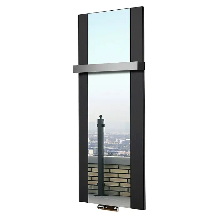Szagato Designheizkörper Singapur - B x H: 470 x 1.200 mm, Wärmeleistung bei Vorlauftemperatur von 75 °C (D: 50): 799 W, Schwarz, Mit 1 Handtuchhalter (50 mm) - Das elegante Spiegelbild zeigt einen schlanken Spiegel mit schwarzem Rahmen und einer silbernen Ablage, perfekt für moderne Räume.