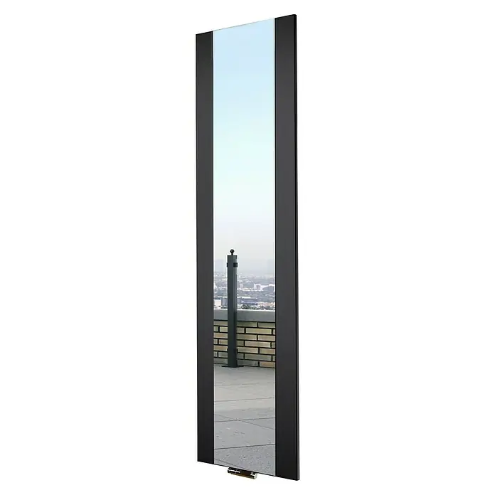 Szagato Designheizkörper Singapur - B x H: 470 x 1.800 mm, Schwarz, Ohne Handtuchhalter - Ein schlanker, hochformatiger Spiegel mit schwarzem Rahmen, der eine urbane Szene reflektiert und jedem Raum Eleganz verleiht.