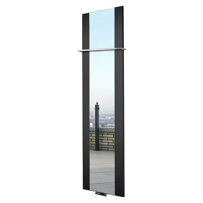 Szagato Designheizkörper Singapur - B x H: 470 x 1.800 mm, Schwarz, Mit 1 Handtuchhalter (15 mm) - Ein hochformatiger Spiegel mit schwarzem Rahmen und einem metallischen Regal, der eine urbane Szene reflektiert. Das schlanke Design passt gut in moderne Interieurs.