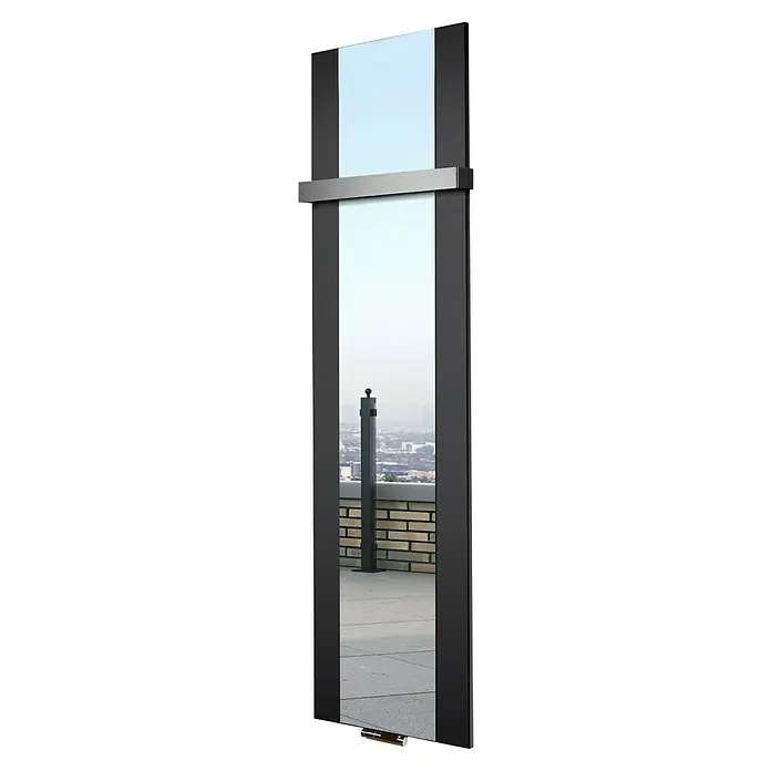 Szagato Designheizkörper Singapur - B x H: 470 x 1.800 mm, Schwarz, Mit 1 Handtuchhalter (50 mm) - Das schmale, moderne Außenspiegeldesign mit Blick auf eine Dachterrasse und eine entfernte Stadtlandschaft, perfekt für stilvolle Außenbereiche.