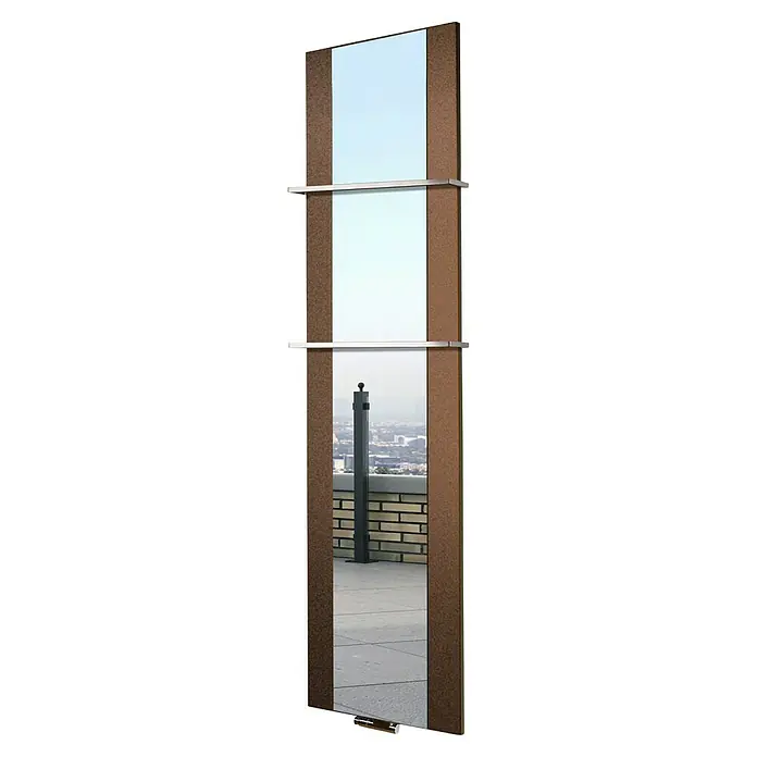 Szagato Designheizkörper Singapur - B x H: 470 x 1.800 mm, Braun, Silber, Mit 2 Handtuchhalter (15 mm) - Ansicht eines schlanken Spiegels mit Holzrahmen und silbernen Stangen, der ein Stadtbild mit blauem Himmel reflektiert.
