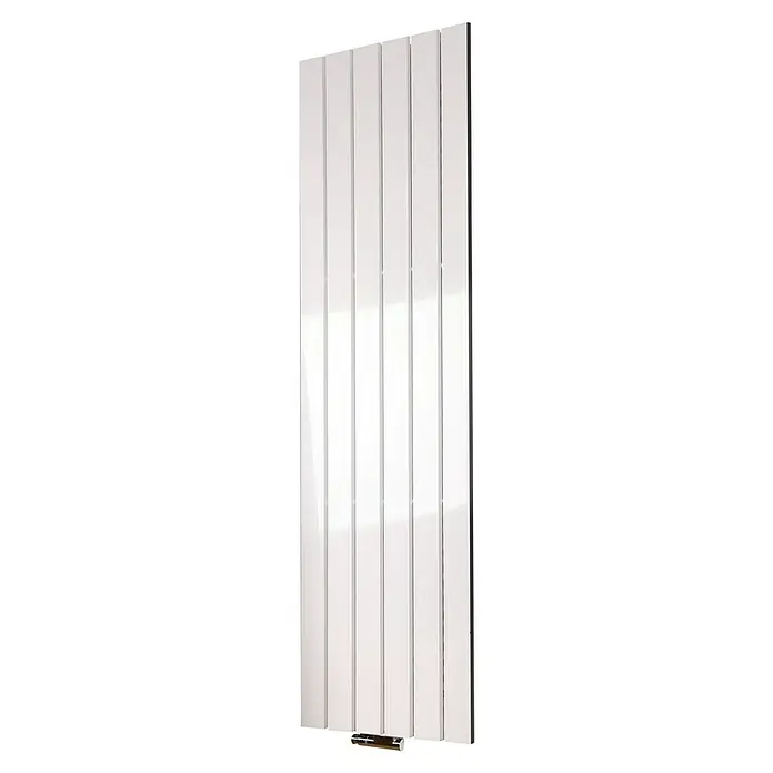 Szagato Designheizkörper Peking - B x H: 470 x 1.800 mm, Weiß, Ohne Handtuchhalter - Das Bild zeigt einen modernen weißen Heizkörper mit vertikalen Paneelen. Das schlichte Design macht ihn zu einem eleganten Element im Raum.