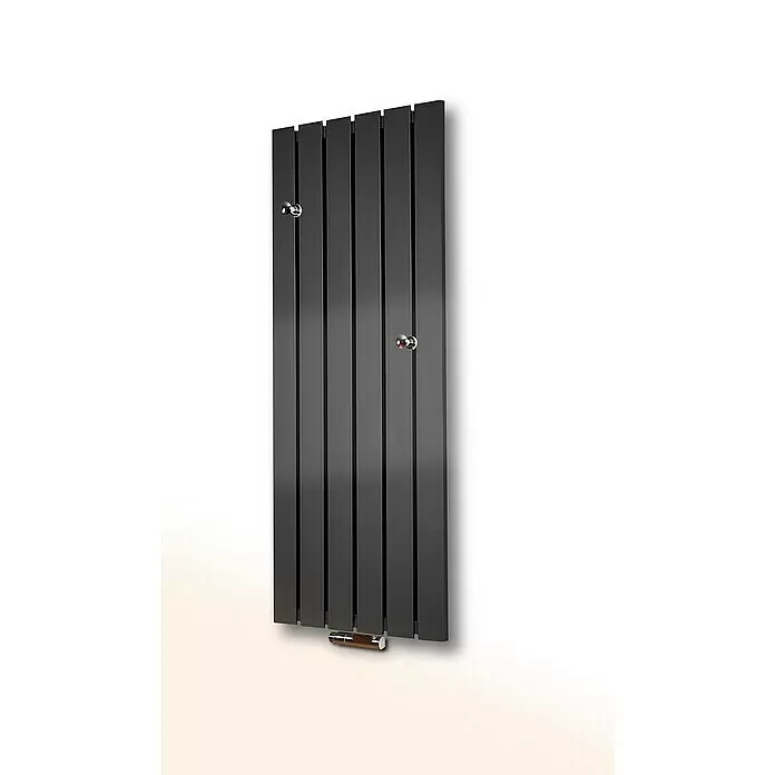 Szagato Designheizkörper Peking - B x H: 470 x 1.200 mm, Wärmeleistung bei Vorlauftemperatur von 75 °C (D: 50): 799 W, Moonstone-Grau, 2 Knopfhalter - Dunkelgrauer, vertikaler Designheizkörper mit Chromarmaturen.
