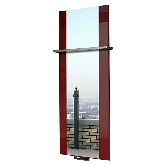 Szagato Designheizkörper Singapur - B x H: 470 x 1.200 mm, Wärmeleistung bei Vorlauftemperatur von 75 °C (D: 50): 799 W, Rot, Mit 1 Handtuchhalter (15 mm) - Dieser hochformatige Spiegel mit Regal und einem Rahmen in Dunkelrot reflektiert eine urbane Szene mit einem Geländer.