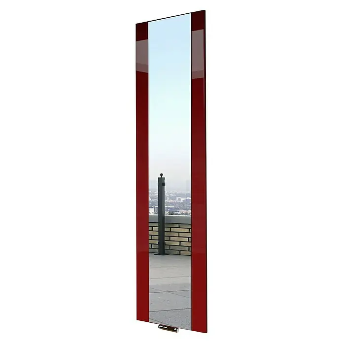 Szagato Designheizkörper Singapur - B x H: 470 x 1.800 mm, Rot, Ohne Handtuchhalter - Ein hochformatiger Spiegel mit rotem Rahmen steht auf einer Terrasse und reflektiert die Skyline. Das elegante Design wertet jeden Raum auf.