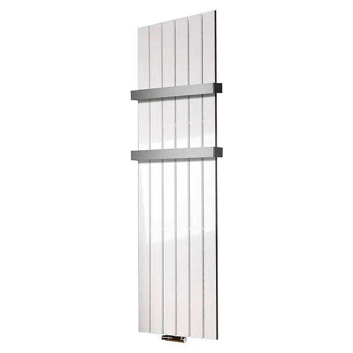 Szagato Designheizkörper Peking - B x H: 470 x 1.800 mm, Weiß, Mit 2 Handtuchhalter (50 mm) - Aufnahme eines weißen Heizkörpers mit glänzender Oberfläche, montiert mit horizontalen silbernen Halterungen vor einem schwarzen Hintergrund.