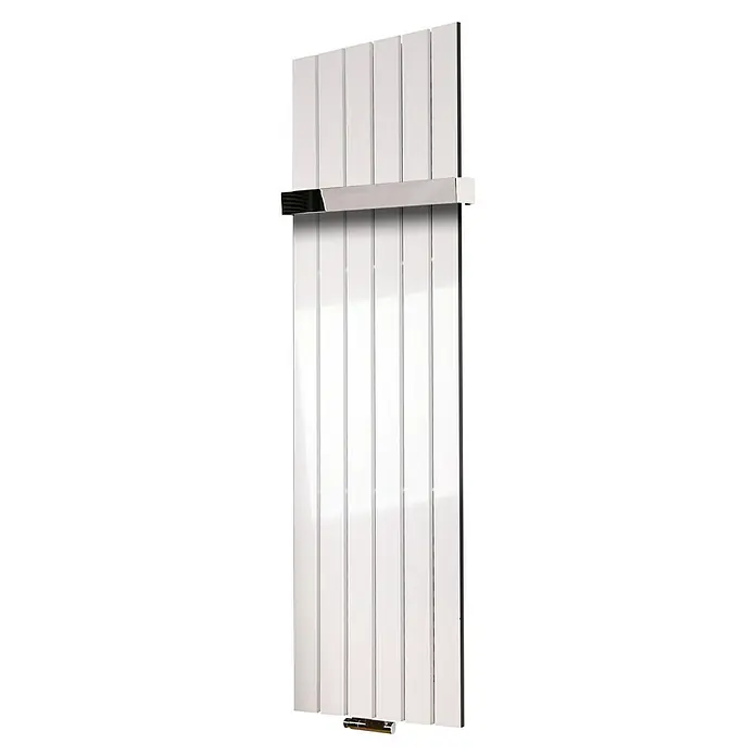 Szagato Designheizkörper Peking - B x H: 470 x 1.800 mm, Weiß, 1 Handtuchhalter (50 mm) glänzend - Ein moderner, vertikal montierter Heizkörper in Weiß mit Chromdetails. Er bietet effiziente Wärme und ein stilvolles Design für jeden Raum.