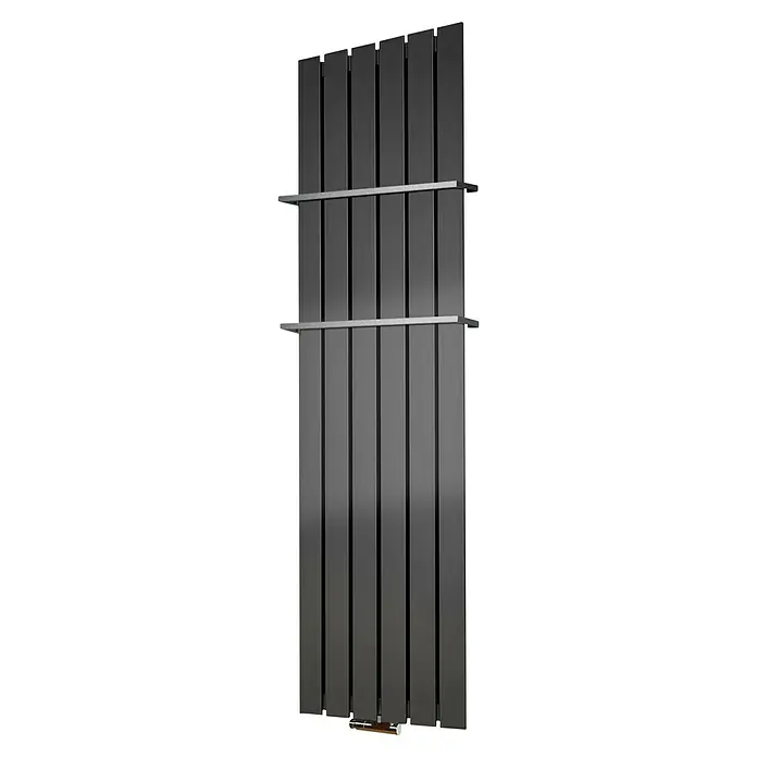 Szagato Designheizkörper Peking - B x H: 470 x 1.800 mm, Moonstone-Grau, Mit 2 Handtuchhalter (15 mm) - Ein vertikaler, grauer Heizkörper mit Handtuchhalter, der Wärme und Funktionalität in modernen Bädern vereint. Das Design ist schlicht und elegant.