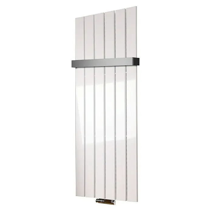 Szagato Designheizkörper Peking - B x H: 470 x 1.200 mm, Wärmeleistung bei Vorlauftemperatur von 75 °C (D: 50): 799 W, Weiß, Mit 1 Handtuchhalter (50 mm) - Ein hochformatiger, weißer Heizkörper mit sechs Paneelen und einem silbernen Handtuchhalter, ideal für moderne Badezimmer.
