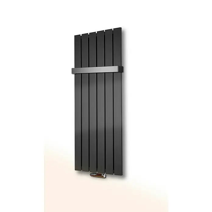 Szagato Designheizkörper Peking - B x H: 470 x 1.200 mm, Wärmeleistung bei Vorlauftemperatur von 75 °C (D: 50): 799 W, Moonstone-Grau, Mit 1 Handtuchhalter (50 mm) - Vertikaler Designheizkörper in Anthrazit mit Handtuchhalter und Thermostat vor einer weissen Wand.