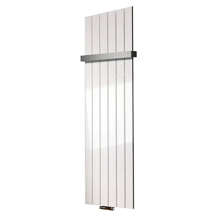 Szagato Designheizkörper Peking - B x H: 470 x 1.800 mm, Weiß, Mit 1 Handtuchhalter (50 mm) - Nahaufnahme eines weißen Heizkörpers mit vertikalen Paneelen und einem horizontalen Handtuchhalter für Badezimmer.