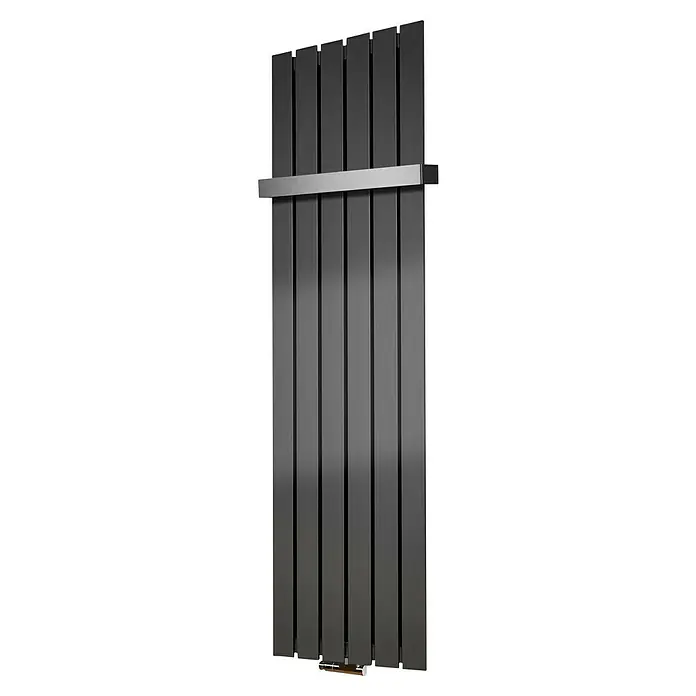 Szagato Designheizkörper Peking - B x H: 470 x 1.800 mm, Moonstone-Grau, Mit 1 Handtuchhalter (50 mm) - Das Bild zeigt einen modernen, grauen Heizkörper mit horizontalen Chromstangen, ideal für moderne Badezimmer und Wohnräume.