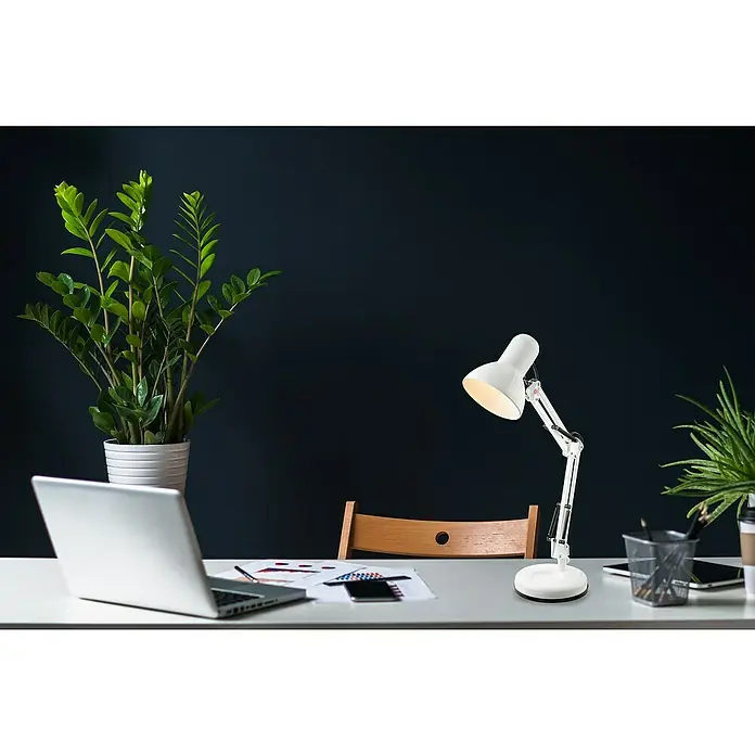 Globo Tischleuchte Famous - 40 W, Weiß, Weiß, E27 - Schreibtisch mit Lampe, Laptop und Pflanze. Die Lampe leuchtet und erhellt den Arbeitsplatz.