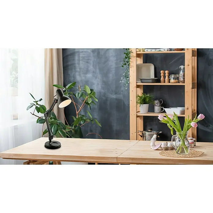 Globo Tischleuchte Famous - 40 W, Schwarz, Schwarz, E27 - Tisch mit einer Lampe. Die Schreibtischlampe hat einen verstellbaren Arm und sorgt für optimale Beleuchtung beim Lesen oder Arbeiten.