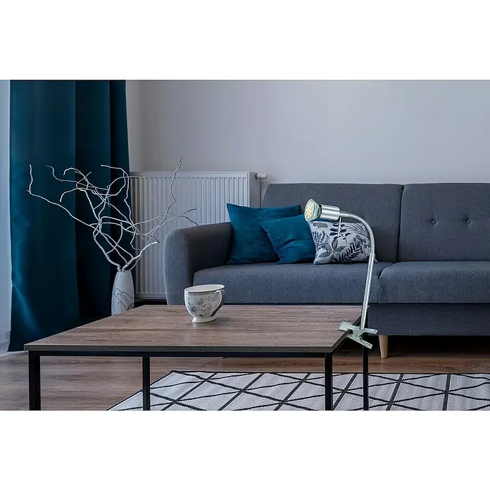 Globo LED-Klemmleuchte - B x H: 28 x 33 cm, 3 W, Nickel matt - Eine silberne Klemmleuchte mit flexiblem Hals steht auf einem Couchtisch aus Holz, der mit einer Tasse dekoriert ist.
