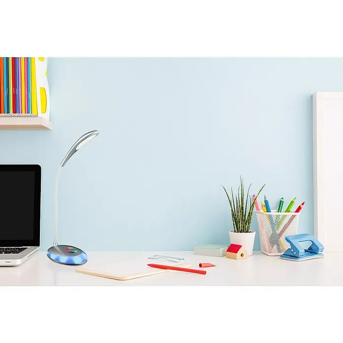 Globo LED-Tischleuchte Minea - 4,4 W, L x B x H: 30 x 11 x 48 cm, Silber Metallic, Transparent, Neutralweiß - Schreibtisch mit einer LED-Lampe, einem Laptop und verschiedenen Büroartikeln. Ideal für Studenten und alle, die einen Arbeitsplatz benötigen.