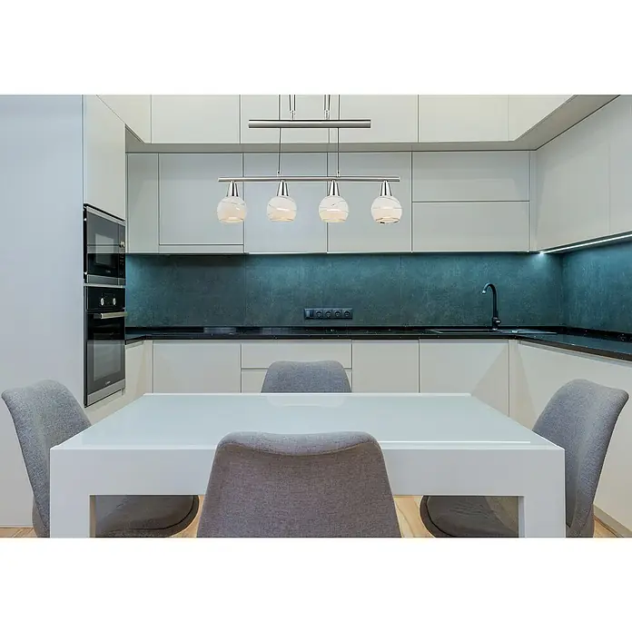 Globo Elliott LED-Pendelleuchte - Warmweiß, Höhe: 160 cm - Moderne Küche mit stilvoller Pendelleuchte über dem Esstisch, die das elegante Design des Raumes hervorhebt und für angenehmes Licht sorgt.
