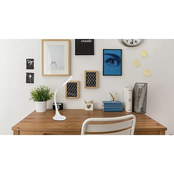 Globo LED-Tischleuchte Pattaya - 10 W, L x B x H: 50 x 17,7 x 79 cm, Weiß, Warmweiß - Nahaufnahme eines Schreibtisches mit einer modernen LED-Schreibtischlampe, umgeben von Büchern, Pflanzen und dekorativen Rahmen.