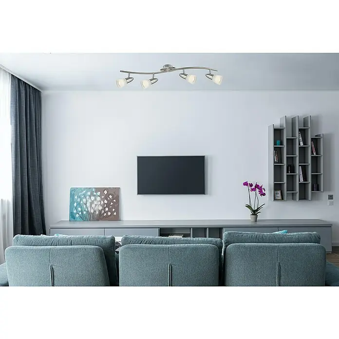 Globo Caleb LED-Wand- & Deckenstrahler - 12 W, Chrom, Opal, Warmweiß, 4 Stk. - Eine moderne Wohnzimmeransicht mit einer eleganten 5-flammigen Deckenleuchte, die den Raum stilvoll beleuchtet.