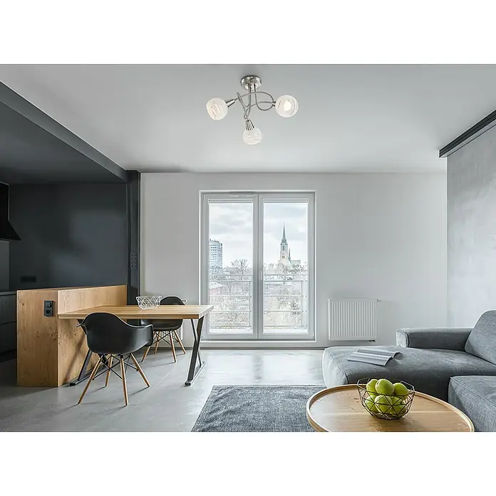 Globo Elliott Deckenstrahler - 12 W, Nickel matt, E14, 3 Stk. - Modernes Interieur mit einer eleganten, chromfarbenen Deckenleuchte mit drei Lampenschirmen, die ein stilvolles Ambiente schafft.