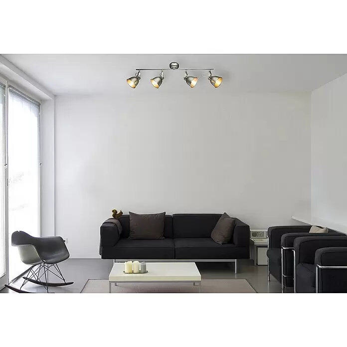 Tween Light Deckenstrahler Industry - 160 W, E14 - Silberne Deckenleuchte mit vier verstellbaren Strahlern, die ein modernes Wohnzimmer beleuchten.