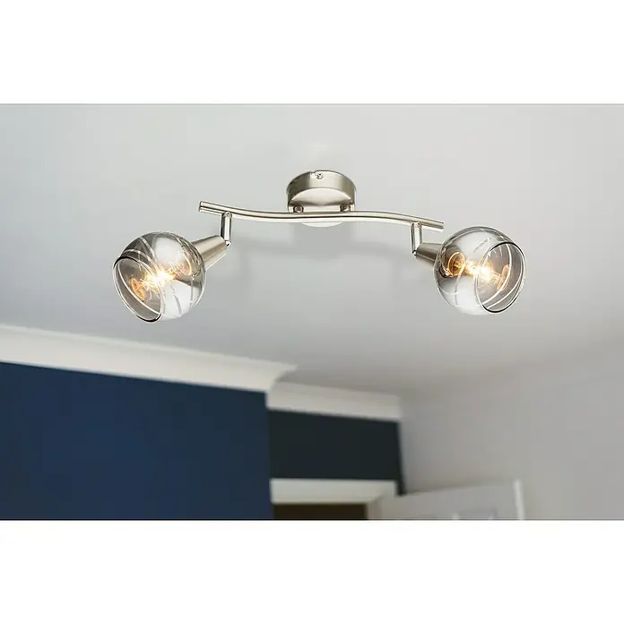 Tween Light Deckenstrahler Ball8 W, Nickel matt, E14, 2 Stk. - Nahaufnahme einer modernen Deckenleuchte mit zwei runden, durchsichtigen Lampenschirmen und einem gebogenen, silberfarbenen Gestell.