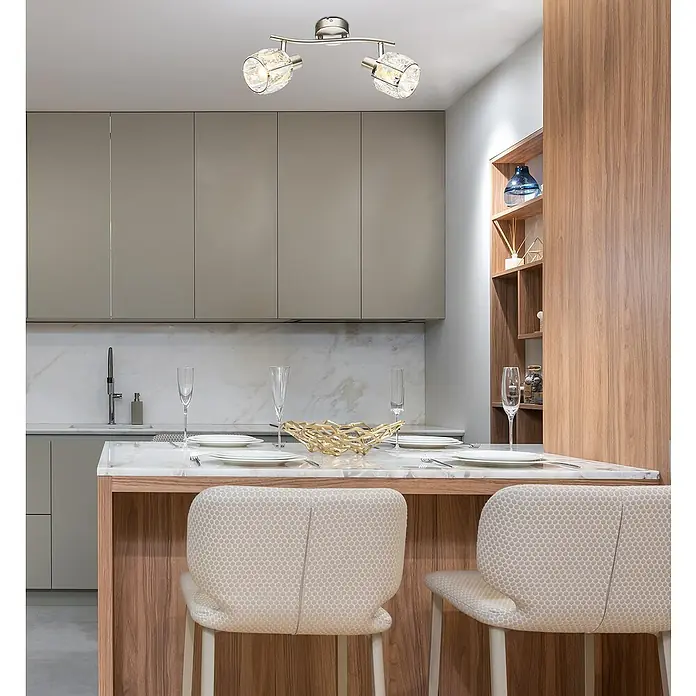 Tween Light Deckenstrahler Diamant - 80 W, Nickel matt, E14, 2 Stk. - Moderne Küche mit stilvoller Deckenleuchte. Zwei Kristallleuchten erhellen den Raum, perfekt über dem Esstisch platziert.