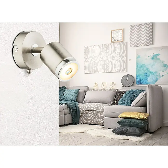 Tween Light LED-Wandstrahler Star - 5 W, L x B x H: 14 x 8 x 12 cm, Nickel matt, Warmweiß - Nahaufnahme einer modernen, silberfarbenen Wandleuchte, die an einer weißen Wand montiert ist und den Lichtkegel in den Raum wirft.