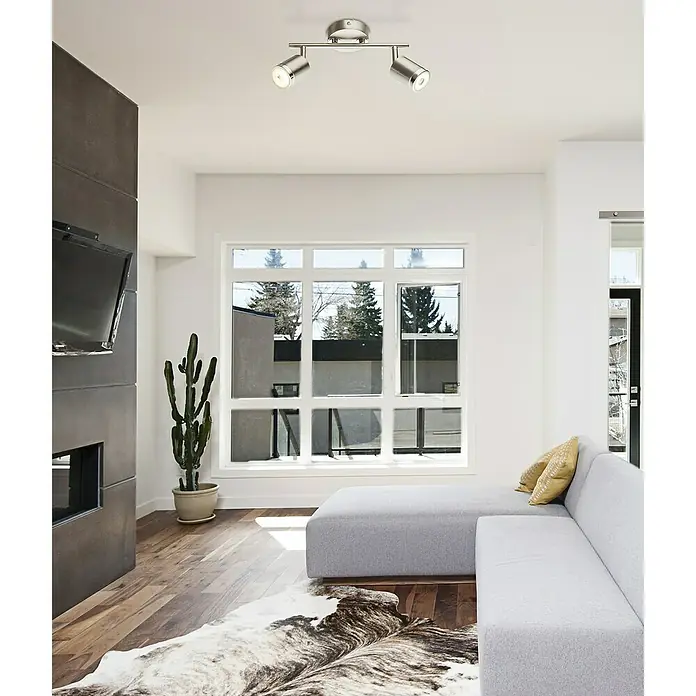 Tween Light LED-Deckenstrahler Star - 10 W, Nickel matt, Warmweiß, 2 Stk. - Deckenleuchte mit zwei Strahlern in einem hellen Wohnzimmer, die für gezielte Beleuchtung sorgt und das moderne Design des Raumes ergänzt.