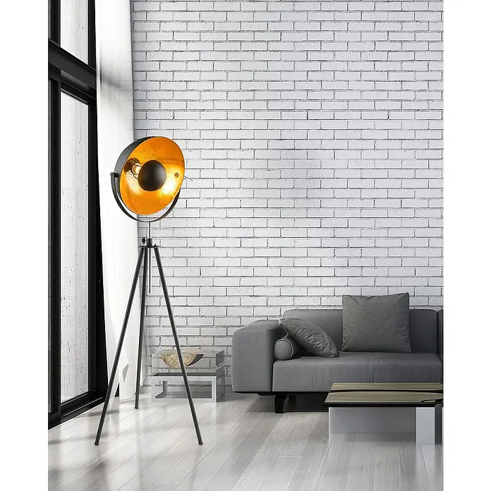 Globo Stehleuchte Lenn - Höhe: 179 cm - Moderne Stehlampe im Industrie-Stil mit goldenem Reflektor vor einer weißen Backsteinwand und grauem Sofa. Elegantes Design für Wohnräume.