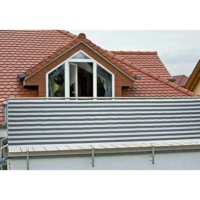 Balkonsichtschutz Meterware - Höhe: 0,9 m, Meterware, Grau/Weiß - Das Bild zeigt einen modernen Balkon-Sichtschutz mit horizontalen Streifen, der Privatsphäre bietet und gleichzeitig stilvoll aussieht.