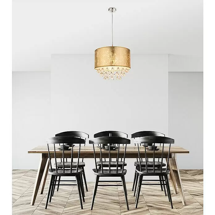 Globo Amy Pendelleuchte - Höhe: 140 cm, Gold - Goldene Trommel-Pendelleuchte mit Kristallanhängern über einem modernen Esstisch in einem minimalistischen Esszimmer.