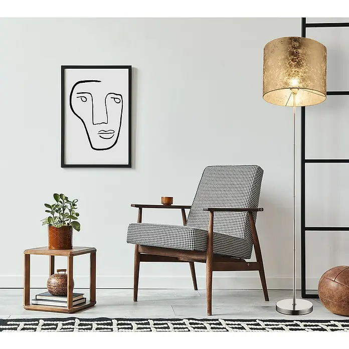 Globo Lámpara de pie - Altura: 160 cm, Oro - Diseño interior con sillón de pata de gallo, lámpara de pie con pantalla dorada y obra de arte abstracta en la pared.