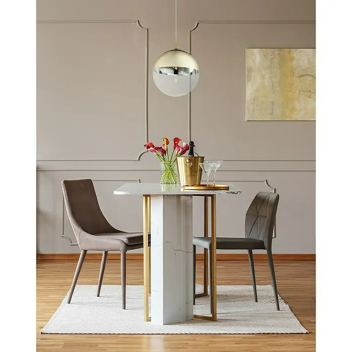 Globo Pendelleuchte Varus - Höhe: 120 cm, Gold, 1 Stk. - Eine elegante Esstischszene mit einer modernen goldenen Kugelhängelampe über einem Tisch mit Blumen und Champagner.