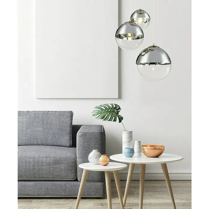 Globo Pendelleuchte Varus - Höhe: 120 cm, Chrom, 3 Stk. - Das Bild zeigt drei moderne Hängelampen mit verchromten Halbkugeln, die ein stilvolles Ambiente erzeugen.