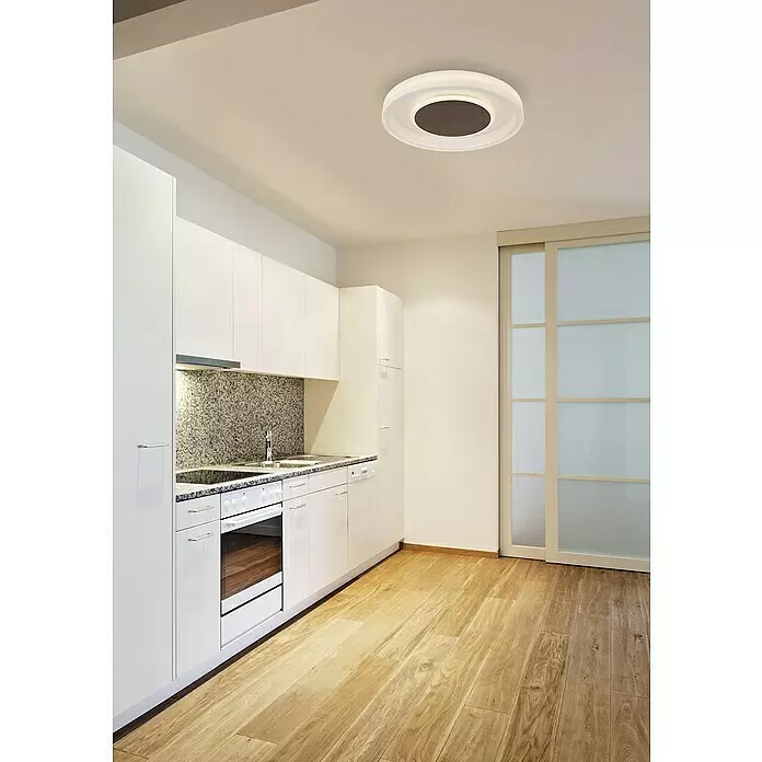 Globo LED-Deckenleuchte rund Goffi - 40 W, Ø x H: 50 x 9 cm, Weiß, Braun - Moderne kreisförmige Deckenleuchte mit weißem Ring und dunkelgrauem Zentrum, an der Decke einer Küche montiert.
