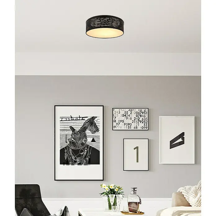 Globo LED-Deckenleuchte rund Tunno - Ø x H: 380 mm x 13 cm, Schwarz/Gold - Eine moderne, schwarze Deckenleuchte mit einem einzigartigen Schlitzmuster, die ein warmes Licht in einem stilvollen Wohnraum spendet.