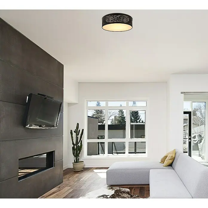 Globo LED-Deckenleuchte rund Tunno - Ø x H: 380 mm x 13 cm, Schwarz/Gold - Eine moderne Deckenleuchte mit einem dekorativen Schirmdesign hängt in einem hellen Wohnzimmer und sorgt für angenehme Beleuchtung.