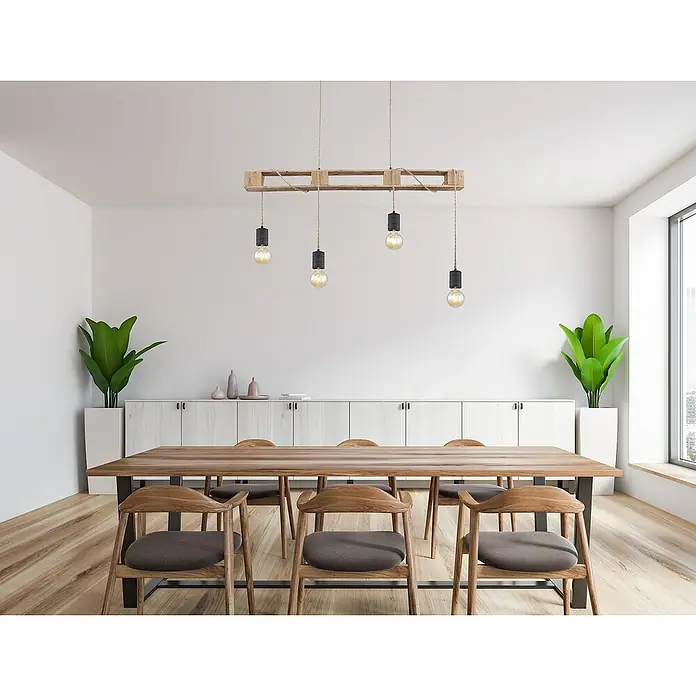 Globo Pendelleuchte Joelle - Höhe: 120 cm - Ein Esstisch mit Holzstühlen und einer modernen Hängelampe aus Holz, die den Raum in warmes Licht taucht. Pflanzen lockern die Atmosphäre auf.