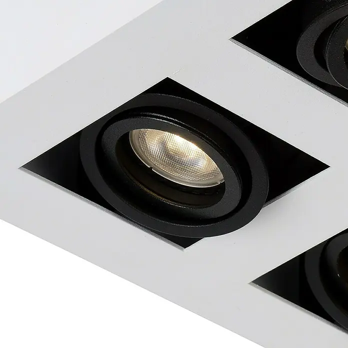 Lucide Plafón LED Xirax - 20 W, L x An x Al: 25 x 25 x 8,8 cm, Blanco, Blanco cálido - Primer plano de una moderna lámpara de techo blanca con huecos cuadrados y focos negros y redondos.