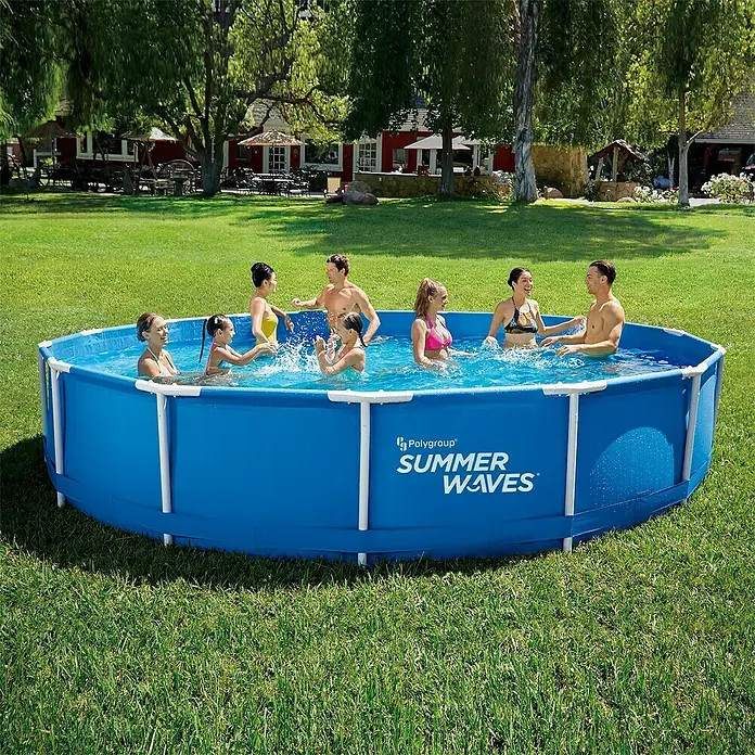 Piscina Frame Summerwaves - Ø x Al: 457 x 84 cm, Azul, 12.000 l - Un grupo disfruta de un día soleado en una piscina azul Summer Waves en el jardín. La piscina está colocada sobre césped verde y exuberante.