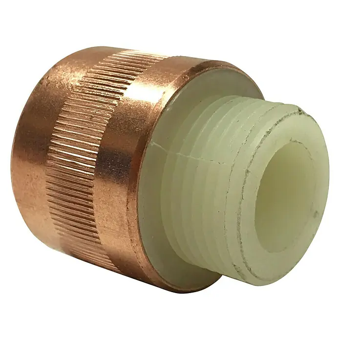 Manguito AntiElectrólisis M-H - Características del diseño: ½″ - Primer plano de un adaptador con cuerpo de cobre y rosca de plástico, utilizado para fontanería o aplicaciones similares.
