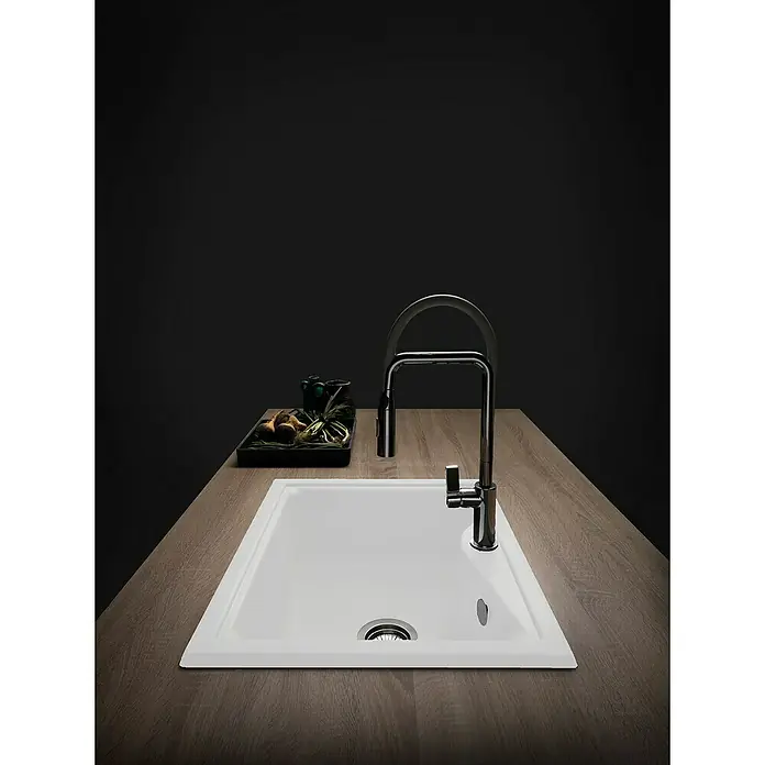 Poalgi Fregadero encastrable City 320 Soft 1S - 51 x 62 cm, Material compuesto, Blanco, Brillante - Elegante fregadero con grifo moderno sobre una encimera de madera, ideal para cocinas con estilo.