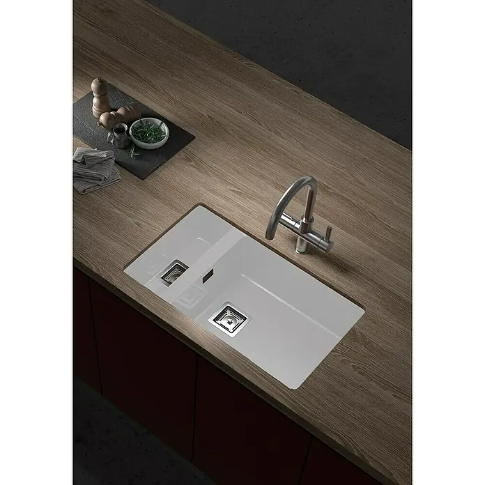 Poalgi Fregadero encastrable Zie 70 - 45 x 75 cm, Material compuesto, Número de cubetas: 1,5 ud., Blanco - Un fregadero de cocina moderno con grifo, integrado en una encimera de madera. El fregadero es blanco y tiene dos desagües.