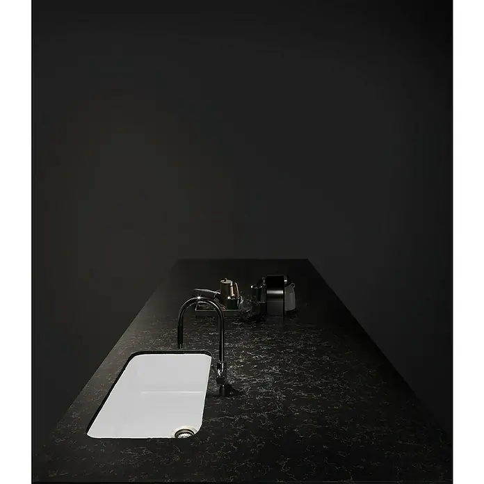 Poalgi Fregadero encastrable Gandía 70 - 44,5 x 74 cm, Material compuesto, Blanco, Brillante - Fregadero con pila blanca y grifo elegante sobre una encimera oscura, complementado con cafetera y cafetera italiana.
