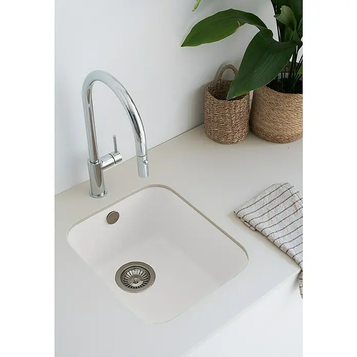 Poalgi Fregadero encastrable Gandía Soft 35 - 44,5 x 38 cm, Material compuesto, Blanco, Brillante - Elegante fregadero de cocina con grifo y espacio en la encimera, complementado con cestas decorativas para plantas y un paño de cocina a rayas.