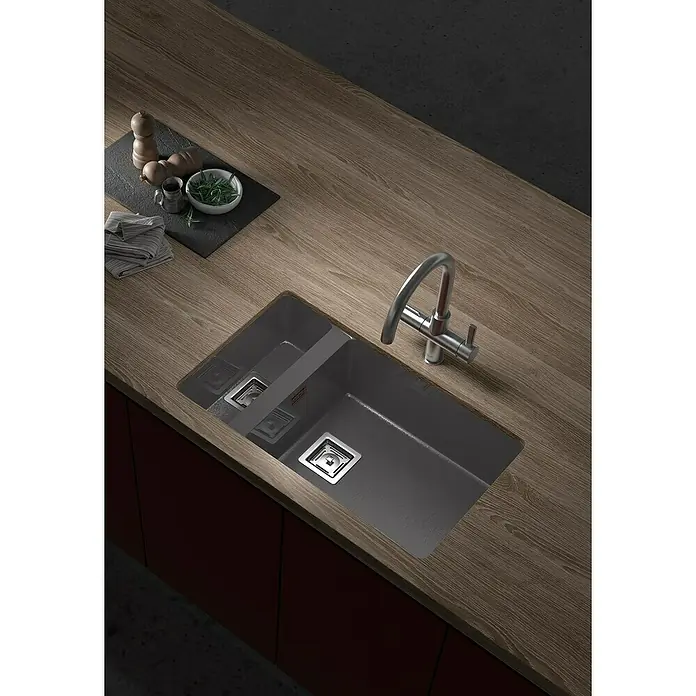 Poalgi Fregadero encastrable Zie 70 - 45 x 75 cm, Material compuesto, Número de cubetas: 1,5 ud., Gris - Un moderno fregadero doble de piedra oscura con grifo en una elegante encimera de cocina de madera.