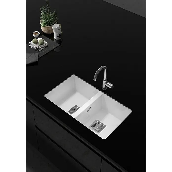 Poalgi Fregadero encastrable Zie 70 - 45 x 75 cm, Material compuesto, Número de cubetas: 2 ud., Blanco - Fregadero de cocina moderno con doble cubeta y grifo sobre una elegante encimera negra. Ideal para cocinas con estilo.