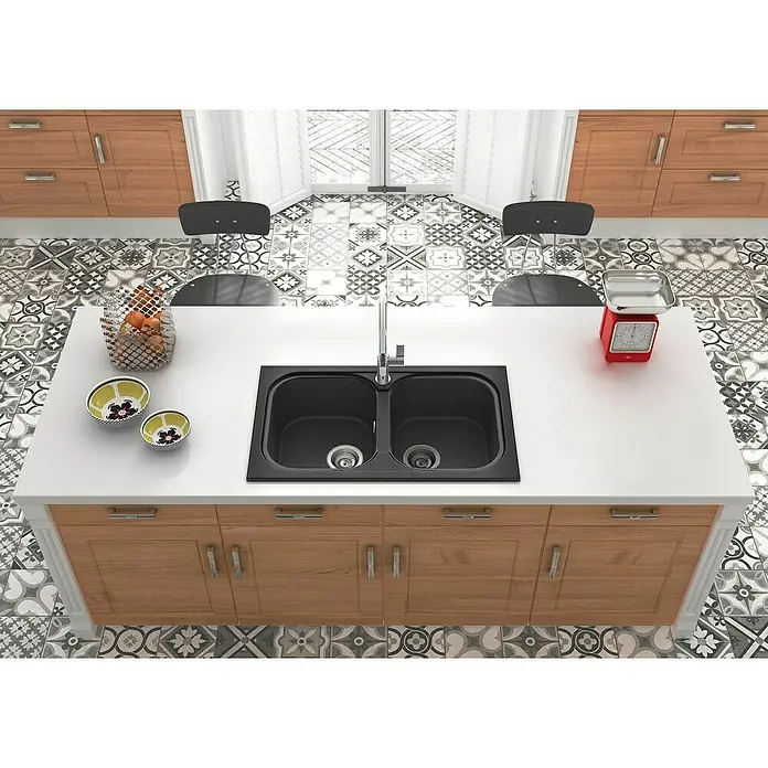 Poalgi Fregadero encastrable Malaquita - 49,5 x 82,3 cm, Material compuesto, Número de cubetas: 2 ud., Negro, Brillante - Isla de cocina con doble fregadero negro, rodeada de utensilios y taburetes, sobre un suelo de baldosas estampadas.