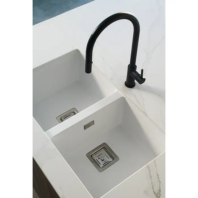 Poalgi Fregadero encastrable Zie Soft 70 - 45 x 75 cm, Material compuesto, Número de cubetas: 2 ud., Blanco, Brillante - Doble fregadero de material blanco con un elegante grifo negro sobre una encimera de mármol.